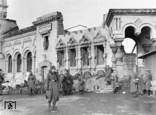 1942 год. Вокзал. Не возможно оторвать взгляд от красоты фасада старого здания