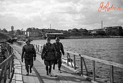 Немцы на наплавном мосту через Днепр