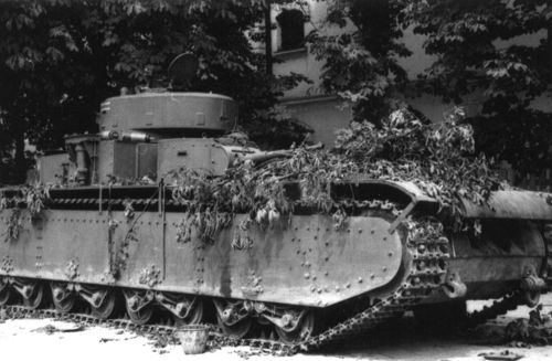 Брошенный советский тяжелый танк Т-35А из состава 67-го танкового полка, оставлен в городе Днепропетровск в начале августа 1941 г.