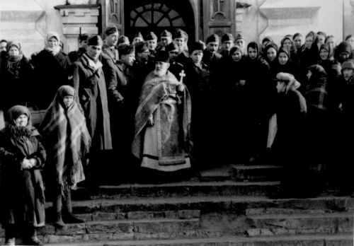 Итальянские солдаты с прихожанами и священником на крыльце церкви. Павлоград, осень-зима 1941 года.