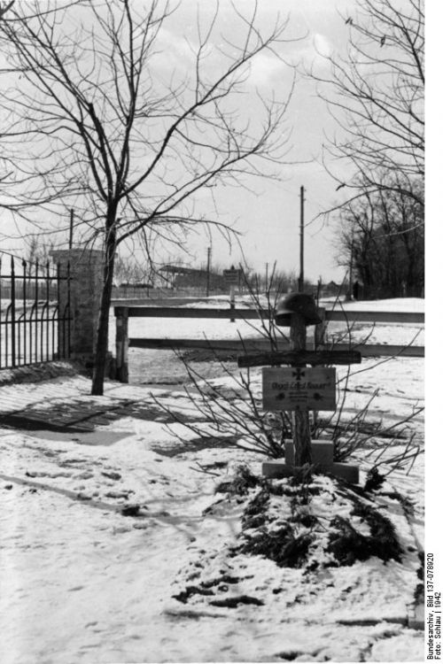 Могила
обер-гефрайтера Эрнста Кнауэра (Ernst Knauer) в районе Днепропетровска
Фотография сделана в 1942 году. Фотограф: Шлау (Schlau). Источник:
Бундесархив (Bundesarchiv) / 137-078920.