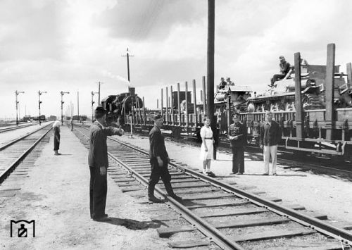 Днепропетровск, 1943 г. Отправляется поезд, груженный танками. Это французкие танки, которые достались Германии в 1940 году. После модификации - Н38.
